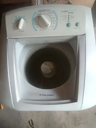 Máquina de lavar 9kg com pequeno defeito