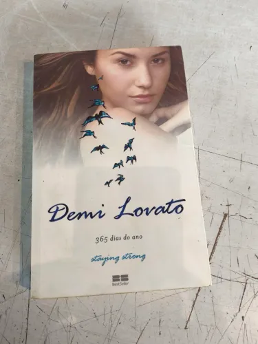 Livro Demi Lovato - 365 Dias do Ano: Staying Strong