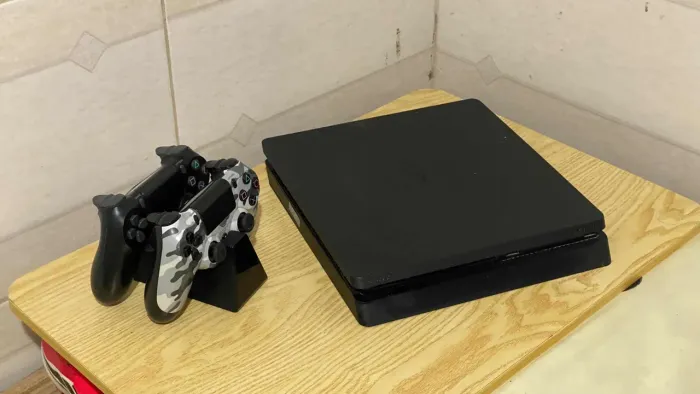 PS4 + 2 Controles + SSD 825GB + Carregador + 1 Jogo