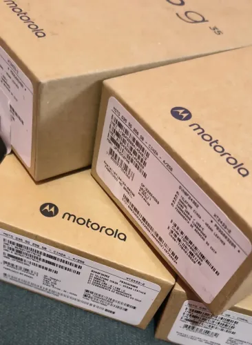 Smartphone Motorola G35 5G com NFC Cor Coral