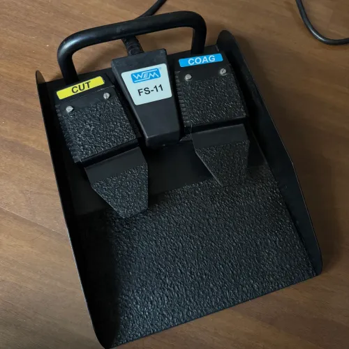 Pedal WEM FS-11 em ferro sólido para bisturi eletrônico duplo tripolar