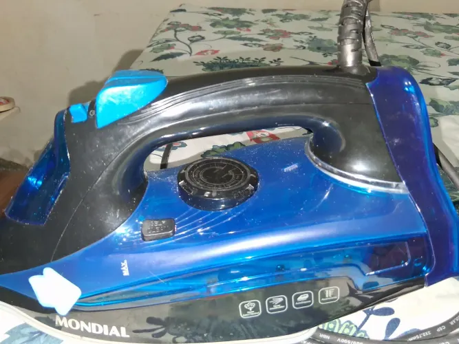 Ferro de passar a vapor Mondial com spray Mondial