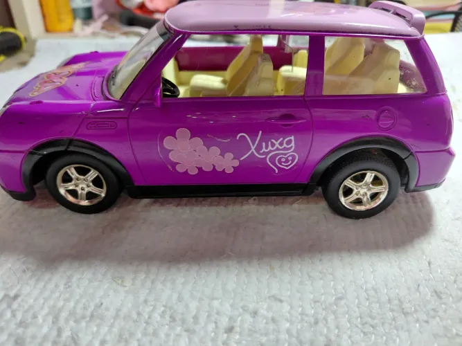 Carro antigo da xuxa reliquia tem 20 cm de comprimento e 9 cm de altura,pintura ta nova!