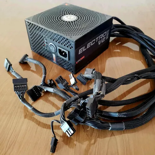 Fonte de alimentação PCYes Electro V2 White de 500W, ATX 12V 500W, Éla liga e desliga.