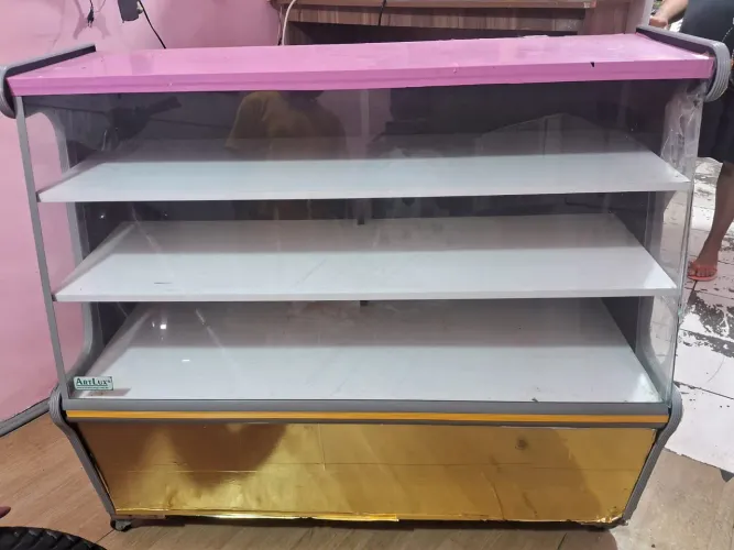 Vitrine expositora de salgados e bolos