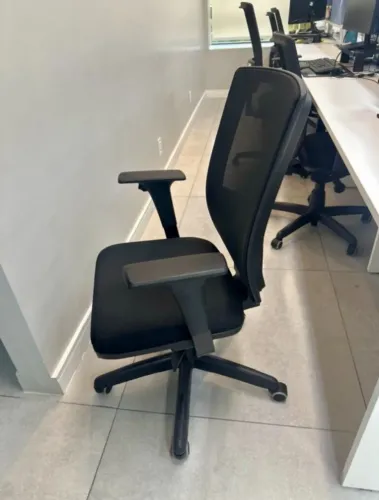 Cadeira de Escritório Plaxmetal com Rodinhas