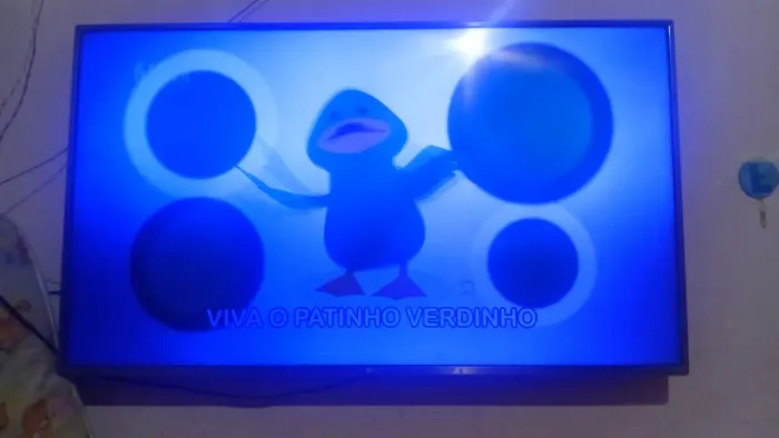 Tv smart 4k 47 polegada único detalhe na tela mais da pra usa 