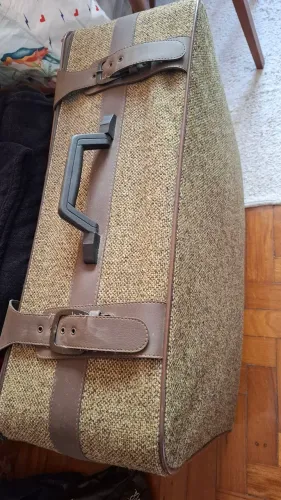 Mala vintage anos 1980, revetida em tecido, com rodinha