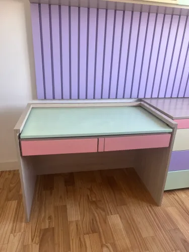 Escrivaninha com extensão do tampo (serve como trocador para bebê)