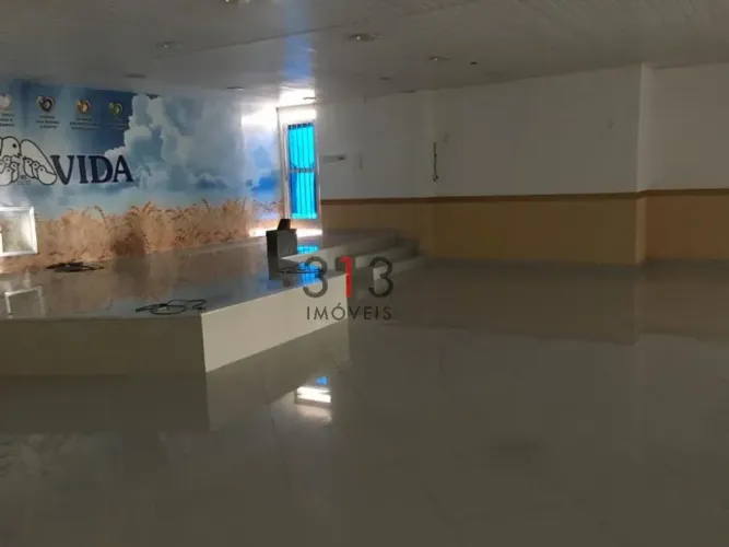 Ampla casa de rua linear composta de sala com varios divisorias sotao e area de servico e 