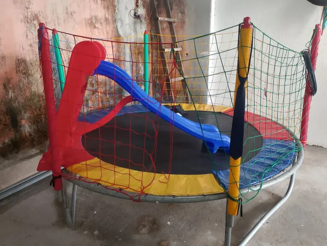 Vendo cama elástica e escorrega