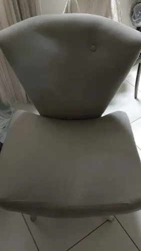 Poltrona cinza por 230 reais