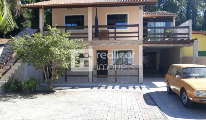 Casa com 3 dormitórios, no bairro Barra da Lagoa em Florianópolis