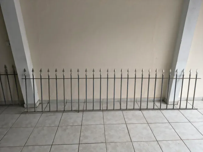 Grade de ferro para muro com lanças
