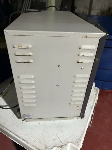 Vende-se assado de frango