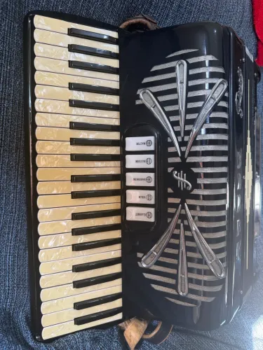 Um produto da Sonola Accordion Compania de Nova York