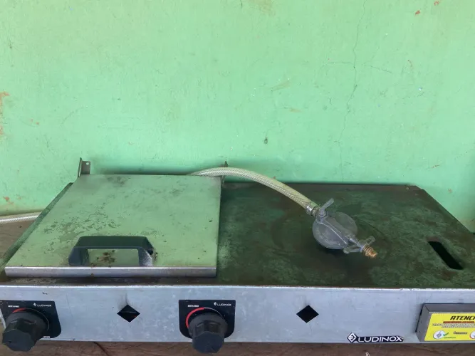Vende se essa chapa de fazer sanduíche a gás usada poucas vezes