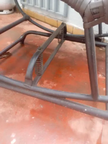 Cadeira de balança, duas molas, fibra sintética, pesada ferro resistente.