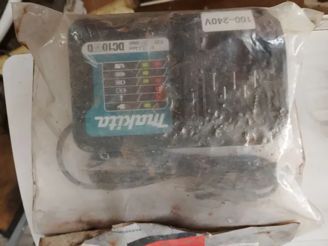 Carregador Makita DC10MD novo