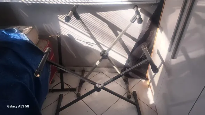 Pedestal de Tecaldo e Guitarra 150 cada