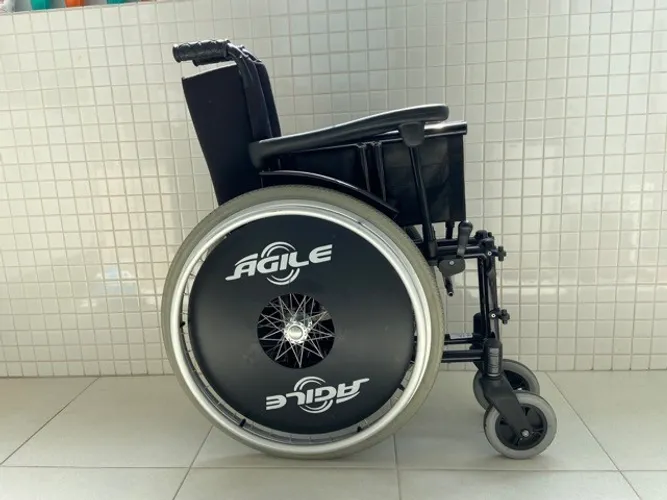 Cadeira de Rodas Ágile Jaguaribe - Preto - Larg. Assento 44cm