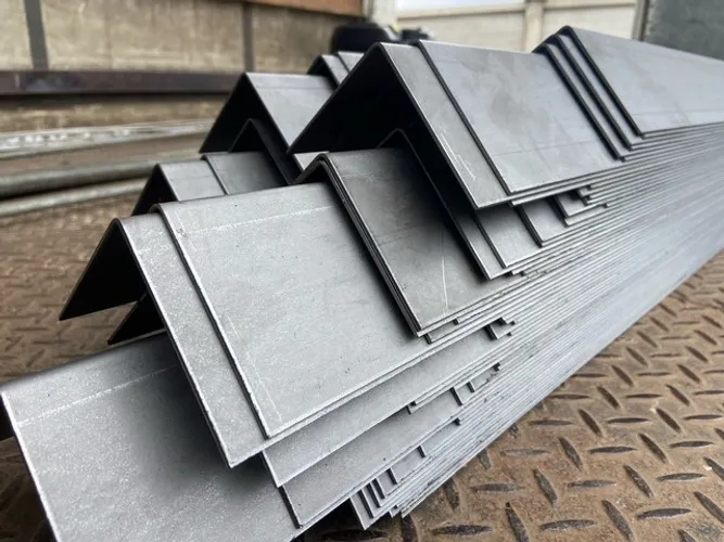 Cantoneiras de ferro 2mm 2 metros e 1 metro Novas a Pronta Entrega para amarração de carga
