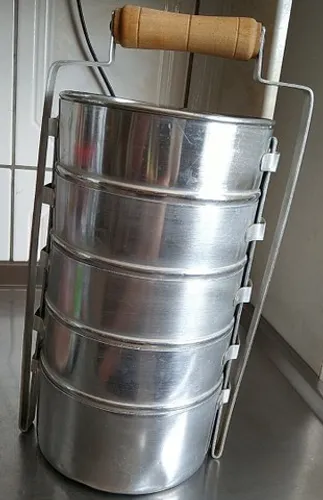 ANTIGA MARMITEIRA EM ALUMÍNIO COM 05 REPARTIÇÕES.