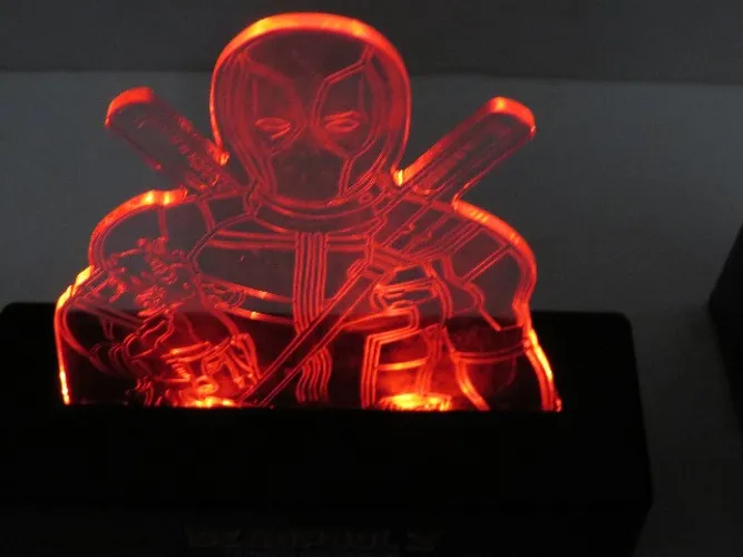 figura luminaria deadpool
