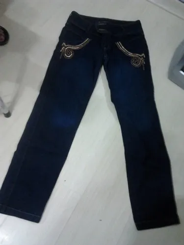 Calça feminina, jeans, nova, barata, tam.42, cor azul, com lantejoulas na frente.