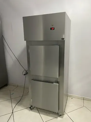 Freezer em aço inox vertical industrial sob medida