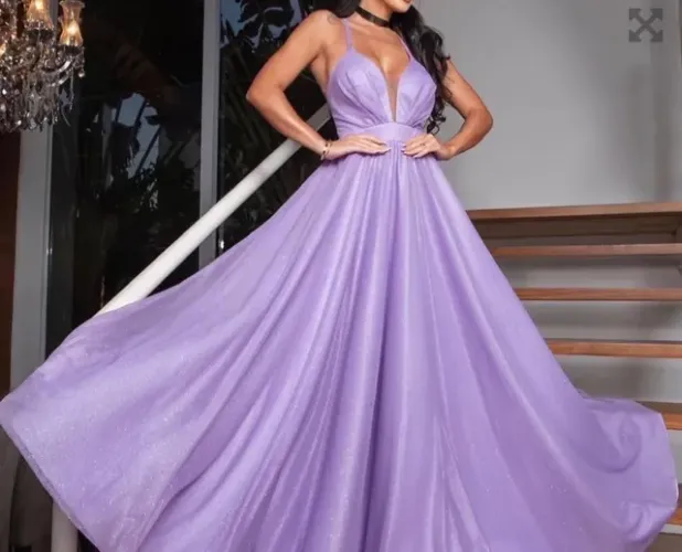 Vestido longo festa lilás com detalhe nas costas. GG