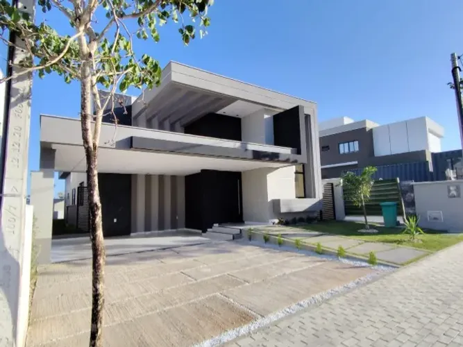 Casa térrea com 3 suites e piscina na Cidade Alpha