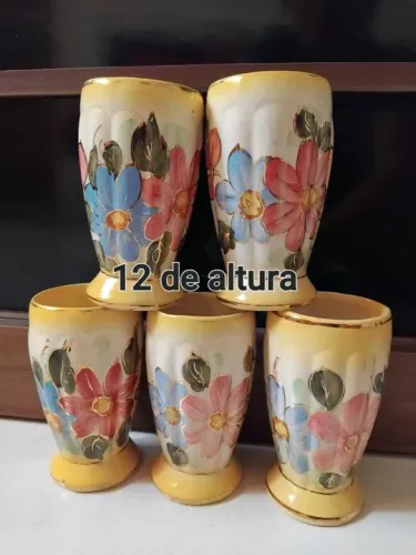 5 Copos de Cerâmica e 1 Jarra de Flores