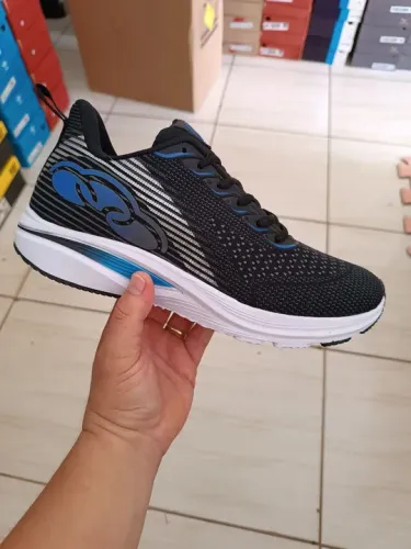 Tênis masculino , disponível na númeraçao 38.