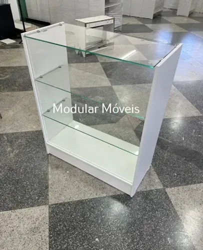 Balcão Vitrine com Vidro superior e Prateleiras de Vidro