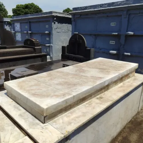 Jazigo em mármore Carrara - Cemitério São Francisco Xavier (RJ) - R$70K