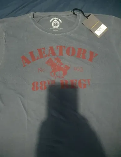 Camiseta Aleatory Original tam G Nova zerada na etiqueta. 