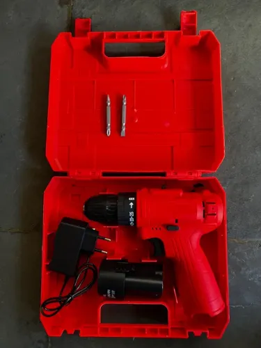 Parafusadeira e furadeira recarregável com 1 bateria, 2 pontas e maleta de plástico.