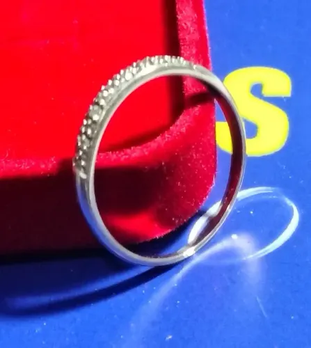 Anel Diamantes 1 mm Ouro Branco 18 Kilates 1.40 Gramas topo 3 mm                          