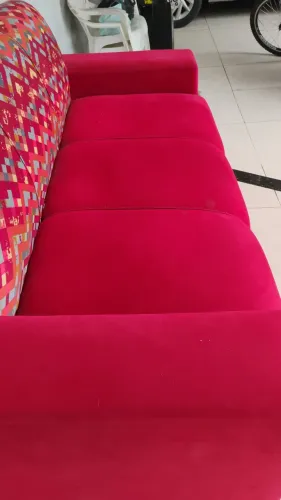 Vende-se um sofá de 3 lugares semi-novo bem conservado todo durinho no valor de 400,00 rea