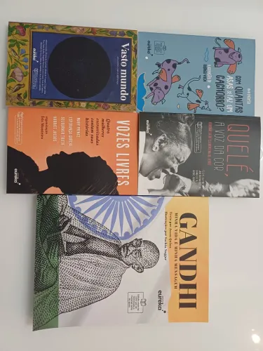 Livros escolares diversificados