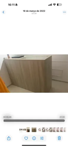 Escrivaninha balcão com gavetas e tampo de vidro