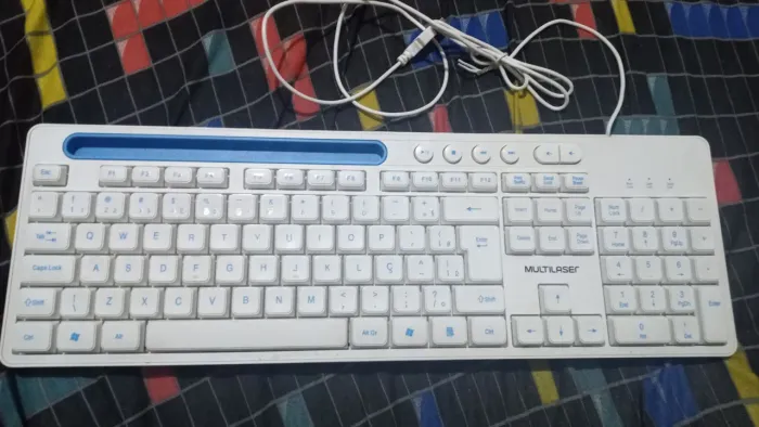 Teclado Multilaser USB com suporte para Smartphone 