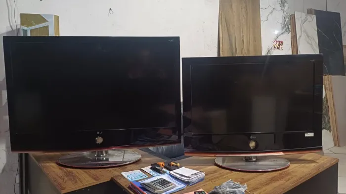 DUAS TVS LG SCARLET II ((( SUCATA ))) UMA DE 42 E OUTRA DE 32 POLEGADAS ( Itaquá )