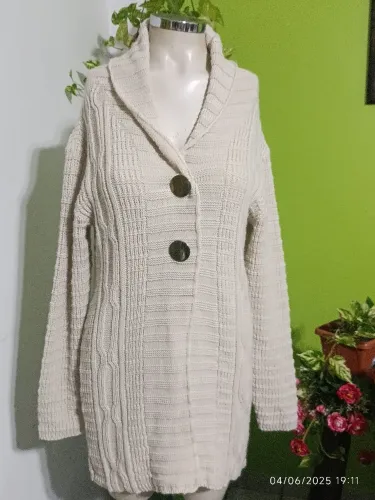 Casaco de Tricot Bege com Botões - Tamanho Único.