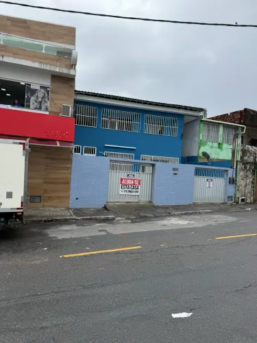 Casa 3/4 sendo uma suíte, rua principal do jardim Brasília 