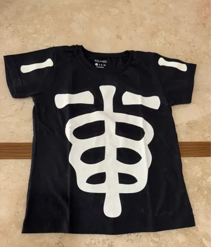Camiseta Halloween de esqueleto tam 4 anos