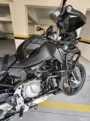 BMW F850 PREMIUM - TRIPLE BLACK