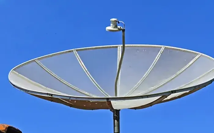 Antena Century De 1,40 Cm , LnB Único, Faltando 3 Telas
