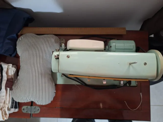 Máquina de costura vintage Singer e mesa